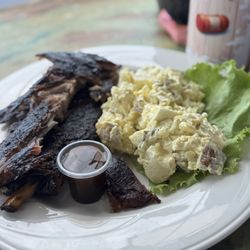 Munchy's - Ribs with potato salad.