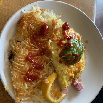SB Sunshine Cafe - Omelette with hash browns - Breakfast & Brunch Near Me - Goleta, California SB Sunshine Cafe - Omelette with hash browns - Breakfast & Brunch Near Me - Goleta, California