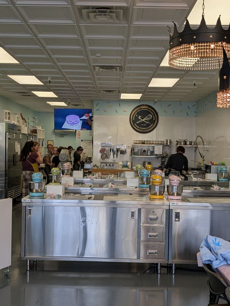 Through The Looking Glass Cakes & Bakin Studio Logo