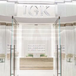 Amazing hair products and services. Very talented and experienced stylist. Amazing ambiance and environment. 10/10 recommended.