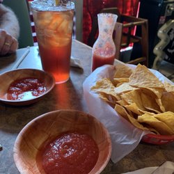 El Mazatlan - Complimentary chips and salsa