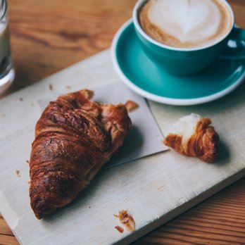 Holy coffee - feinste Croissants mit unserem herzhaften Cappuccino - Coffee & Tea Near Me - Berlin, BE