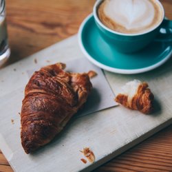 Holy coffee - Feinste Croissants mit unserem herzhaften Cappuccino