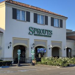 Sprouts Farmers Market - Front of store