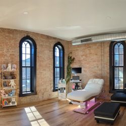 Bundles Ultrasound Boutique - Our viewing room offers a warm and vibrant feel.