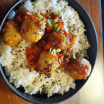 Marian Cocktails & Kitchen - Sriracha hunee chikn - Cocktail Bars Near Me - Raleigh, North Carolina