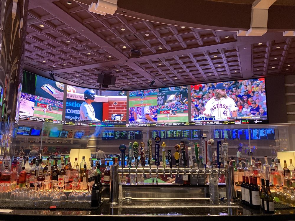 Charlie’s Sports Bar - Photo 2