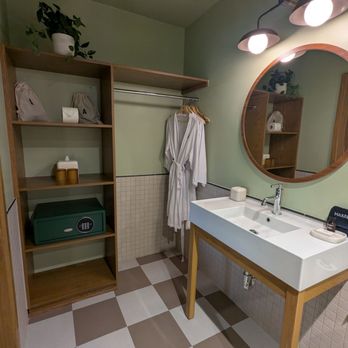 ARRIVE Albuquerque - Restroom - Hotels Near Me - Albuquerque, New Mexico