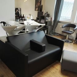 SalonHandwerk - Warum auf einem Stuhl sitzen und sich die Haare waschen lassen, wenn man auch auf einer Couch liegen und dabei die Füße hochlegen kann?
