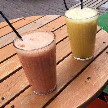 Tartoer Vespa Bar - Smoothies! The yellow one has orange and ginger, the red one has banana, strawberry and orange. - Desserts Near Me - Anvers, VAN Tartoer Vespa Bar - Smoothies! The yellow one has orange and ginger, the red one has banana, strawberry and orange. - Desserts Near Me - Anvers, VAN