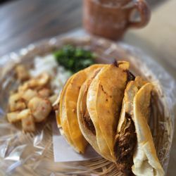 Carnes Asadas Pancho Lopez - Tacos de birria en caldo.