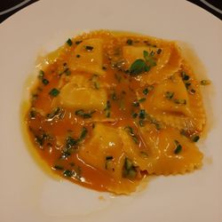 Grantosco - Ravioli di gambroni, zucchine e la bisque.