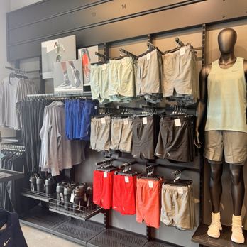 Nike Factory Store - Paramus - Shoe Stores Near Me - Paramus, New Jersey