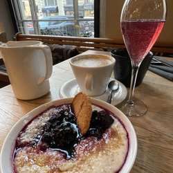 Krog Roba - Hot organic porridge with local berries, chia and oat cookie.