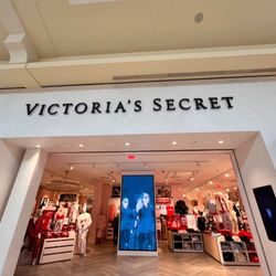 Victoria's Secret & PINK - Front of store