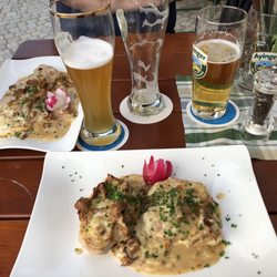 Wirt z' Engelsberg - Zweimal Pfifferlingstoast (Beilagen Wedges und Salate wurden nachgereicht)