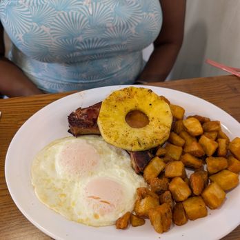 Eggs 'n Things - Waikiki Beach Eggspress - Hawaiian pork chop breakfast - Breakfast & Brunch Near Me - Honolulu, Hawaii Eggs 'n Things - Waikiki Beach Eggspress - Hawaiian pork chop breakfast - Breakfast & Brunch Near Me - Honolulu, Hawaii