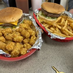 Giant Burger - Their Giant burger...they are big.