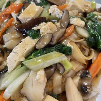 Auntie Kitchen - Rice noodle in black bean gravy sauce made with veggies, mushrooms, and tofu. (vegan modified dish) - Cantonese Near Me - San Gabriel, California Auntie Kitchen - Rice noodle in black bean gravy sauce made with veggies, mushrooms, and tofu. (vegan modified dish) - Cantonese Near Me - San Gabriel, California