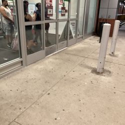 Burlington - People stuck in the store because loss prevention locked doors
