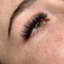 Luna And Co Beauty - Volume Eyelash Extensions