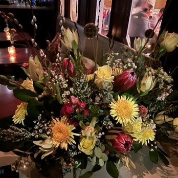 Restaurant August - Flowers in the bar - New American Near Me - New Orleans, Louisiana