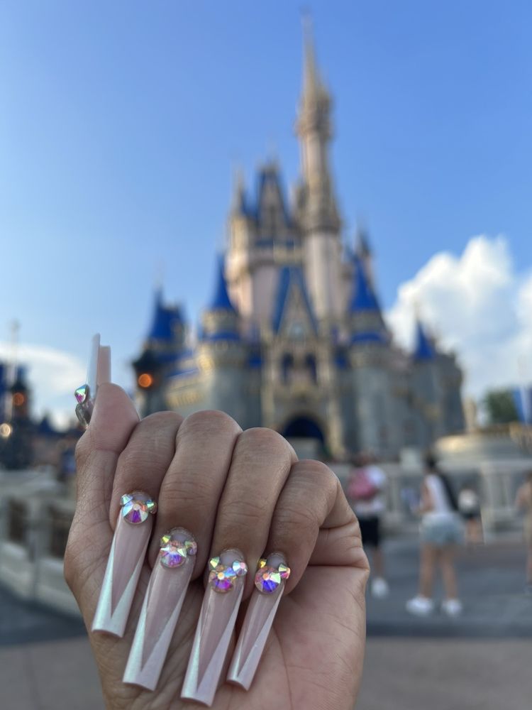 Luxury Nails by Des Logo