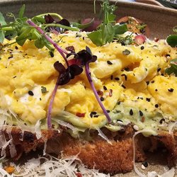 Sauerteigbrot mit Avocadocreme und Rührei