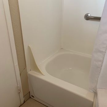 Rio Sands Hotel - Dirty bath tub-cockroach was behind the shower curtain - Hotels Near Me - Aptos, California