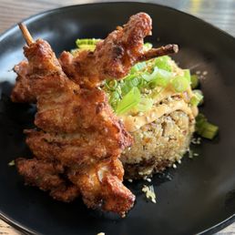 Fried rice bowl with chicken skewers (Yama) Fried rice bowl with chicken skewers (Yama)