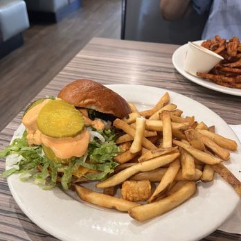 Elm Street Diner - Even Bigger Mac - Diners Near Me - Stamford, Connecticut