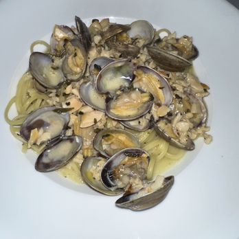 Carmine's Restaurant - Linguini and Clams - Italian Near Me - Los Angeles, California Carmine's Restaurant - Linguini and Clams - Italian Near Me - Los Angeles, California