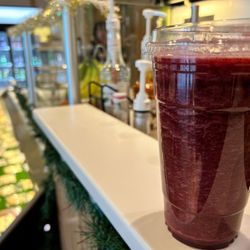 Café At The Circle - Mixed Berry Smoothie with lemonade base - I highly recommend this!
