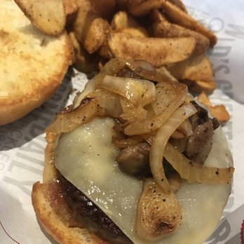 Fuddruckers - American Near Me - Norfolk, Virginia