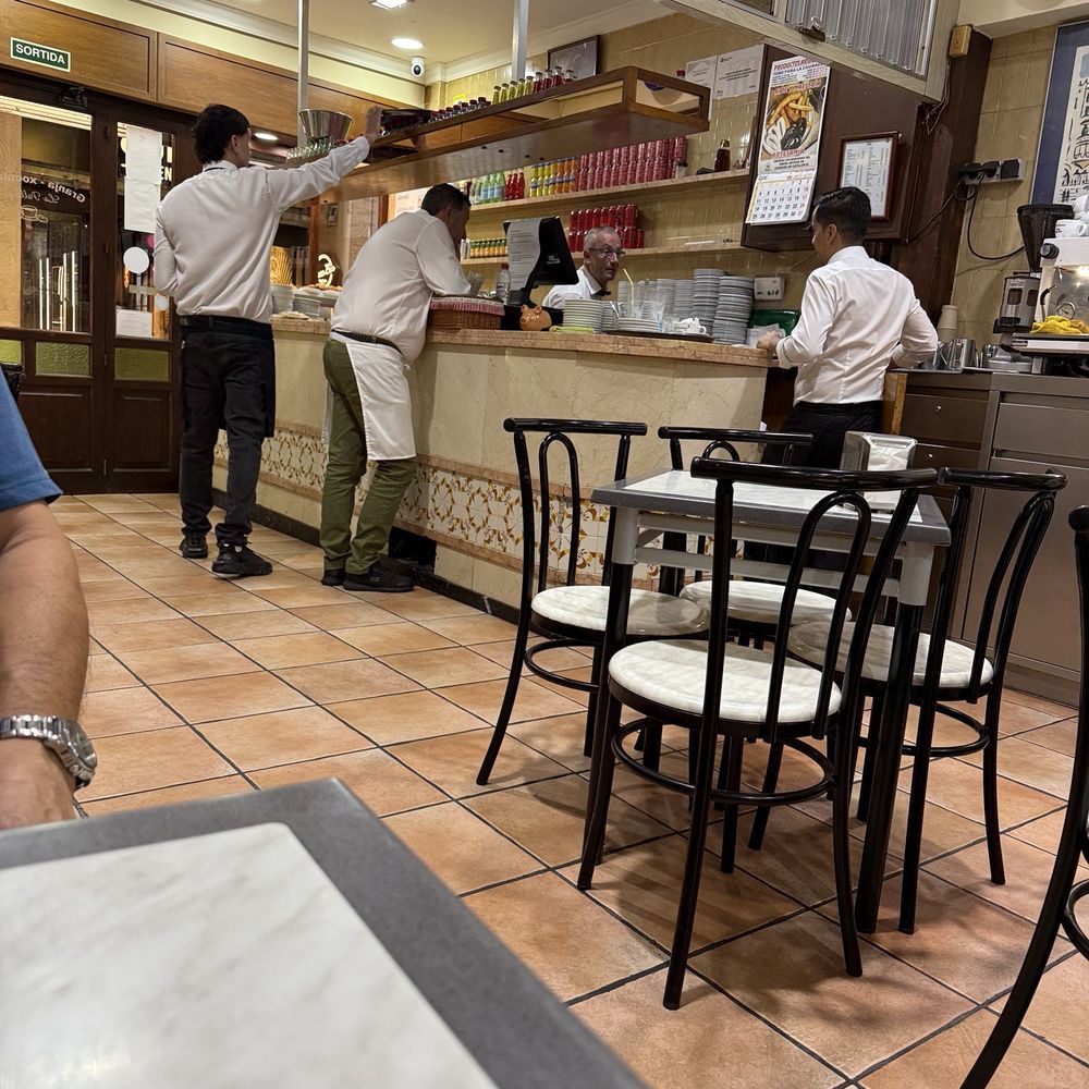 La Pallaresa - Inside - Coffee & Tea Near Me - Barcelona, B