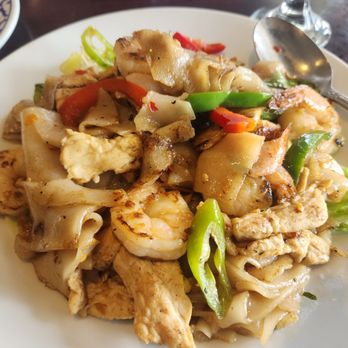Bangkok Golden - Drunken Noodle...meh. - Thai Near Me - Fort Washington, Maryland