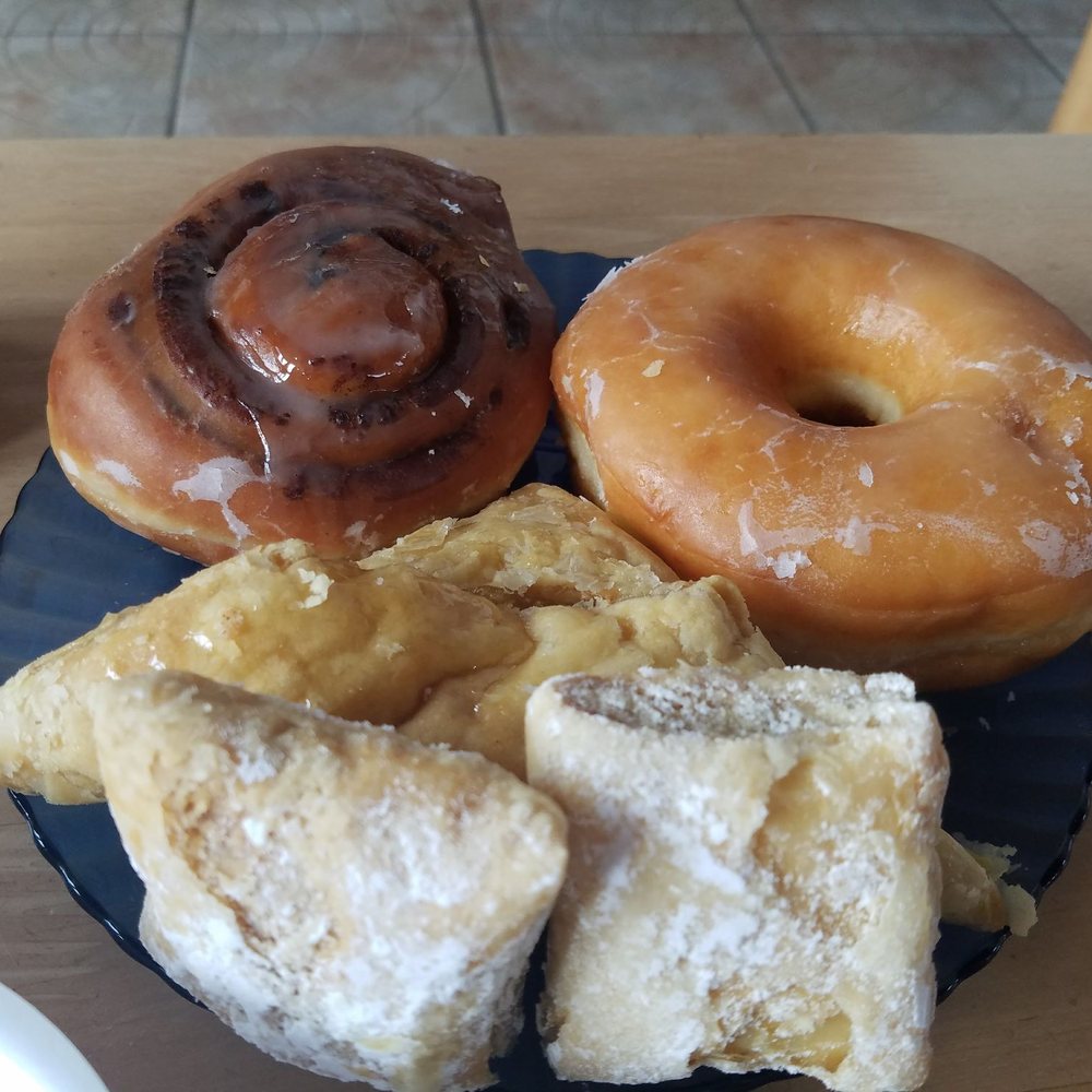 Pandeli - Cinnamon roll, glazed donut, apple turnover, and two guava pastries - Bakeries Near Me - Culebra, Puerto Rico