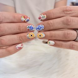 NAILPOP - Detailed hand-painted floral aảt by Chloe