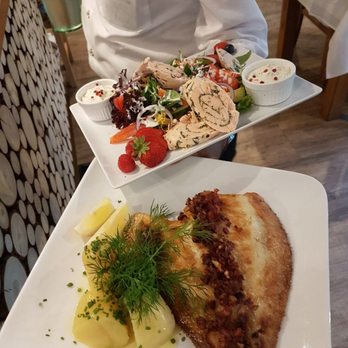 Restaurant Am Rosengarten - Pochiertes Lachsfilet mit Salatbouquet und Tartar Sause
Maischolle mit Speck und Salzkartoffeln - German Near Me - Berlin, BE