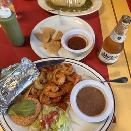 Camarones Ranchero, y un burrito verde con pollo y un Modelo especial