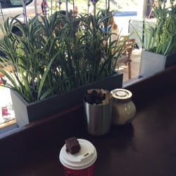Badminton Brew - Doppio & brownies & flowers
