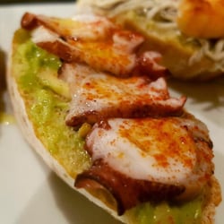 La Consentida - Tosta de pulpo y aguacate