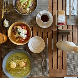 El Anafre Rojo - Chilaquiles tradicionales, cafe americano, omelette ligero, plato de frutas especial (Chico), jugo zanahoria
