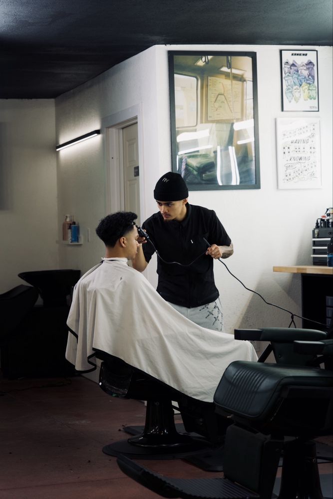 Kith N Kin barbershop Logo