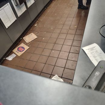 Jersey Mike's Subs - Gross floors and store. Filthy. - Fast Food Near Me - Keizer, Oregon