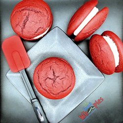 Smart Whoopies - Red Velvet Whoopie Pie: 
Red Velvet w/Vanilla Cream. 
*Cream Cheese upon request. 

Made w/Ghirardelli Majestic Cocoa.
