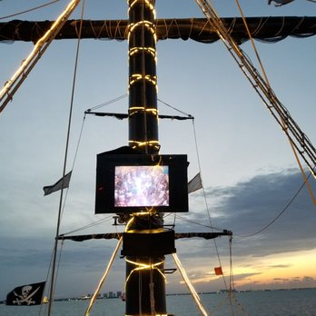 Captain Hook - Watching the show via TV monitors because there's not enough room for the audience - Bars Near Me - Cancún, ROO Captain Hook - Watching the show via TV monitors because there's not enough room for the audience - Bars Near Me - Cancún, ROO