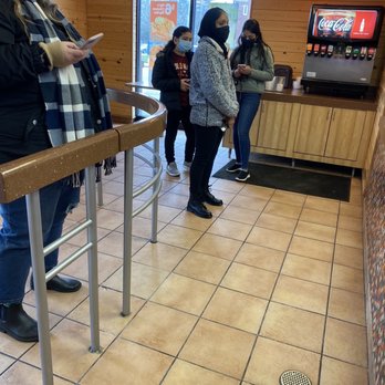 Popeyes Louisiana Kitchen - Too many people in the lobby because the orders are running late. - Fast Food Near Me - Akron, Ohio