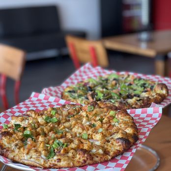 Curry Pizza House Kent - Chicken Tikka and Curry Veggie Delight (Insta: @badtothebite) - Chicken Wings Near Me - Kent, Washington Curry Pizza House Kent - Chicken Tikka and Curry Veggie Delight (Insta: @badtothebite) - Chicken Wings Near Me - Kent, Washington