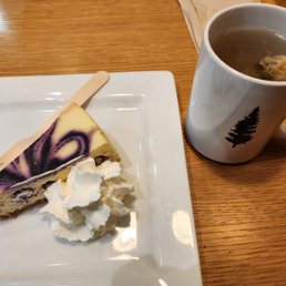 Blueberry cheesecake with Jasmine flower green tea